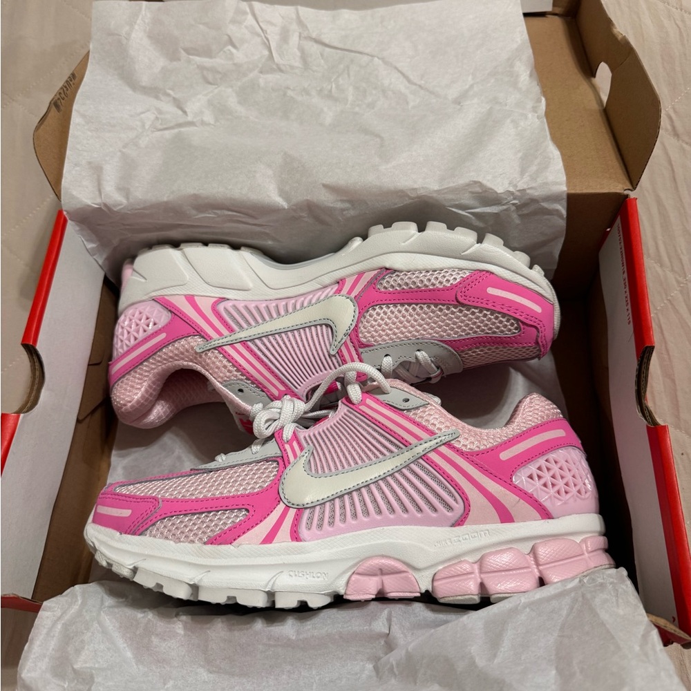 NIKE ZOOM VOMERO 5
HYPER PINK/SUMMIT WHITE